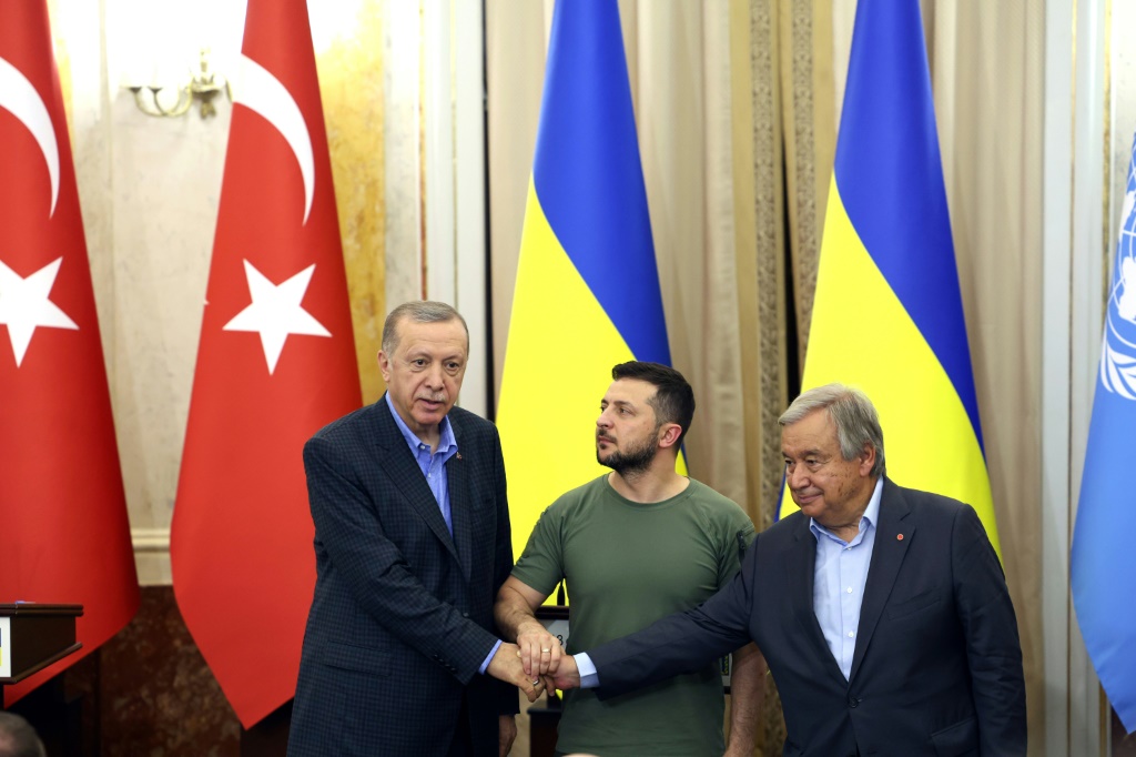 الرئيسان التركي والاوكراني رجب طيب اردوغان وفولوديمير زيلينسكي والأمين العام للأمم المتحدة أنطونيو غوتيريش في لفيف في 18 آب/اغسطس 2022 (اف ب)