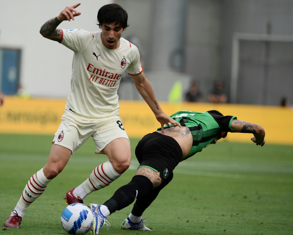 &nbsp;بات ساندرو تونالي لاعباً مهماً في تشكيلة ميلان بعد دوره في الفوز بلقب الدوري الإيطالي في الموسم الماضي (ا ف ب)