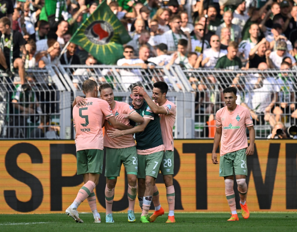 لاعب فيردر بريمن نيكلاس شميت يحتفل مع رفاقه بهدف التعادل أمام بوروسيا دورتموند في المباراة التي فاز بها فريقه 3-2 على ملعب "سيغنال إيدونا" في دورتموند في 20 آب/أغسطس 2022 (ا ف ب)