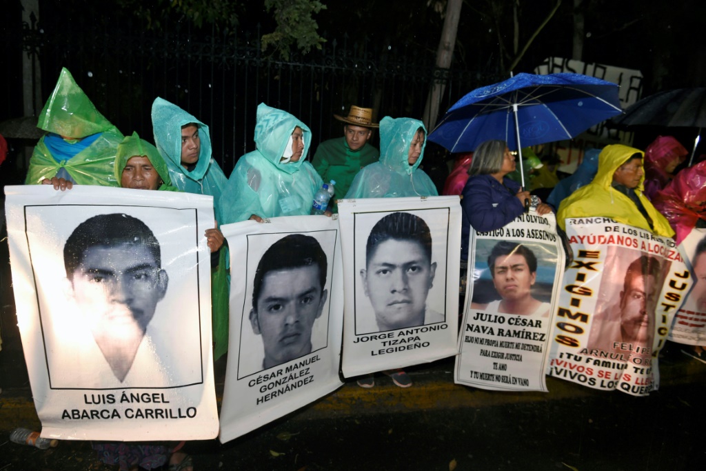 أقرباء 43 طالبا فقدوا في ايوتزينابا يتظاهرون أمام مقر الرئيس المكسيكي في 24 كانون الأول/ديسمبر 2014 (اف ب)