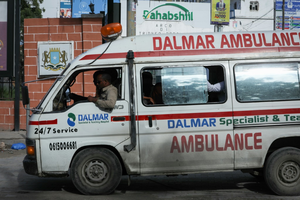 سيارة إسعاف بالقرب من فندق هاجمته حركة الشباب في مقديشو، في 20 آب/أغسطس 2022 (ا ف ب)