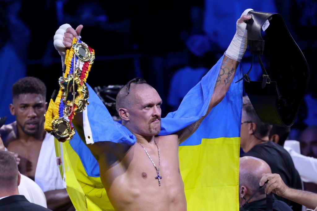 الملاكم الأوكراني أولكسندر أوسيك يحتفل بفوزه على البريطاني أنتوني جوشوا في مدينة الملك عبدالله الرياضية في جدة في 20 آب/أغسطس 2022 (ا ف ب)