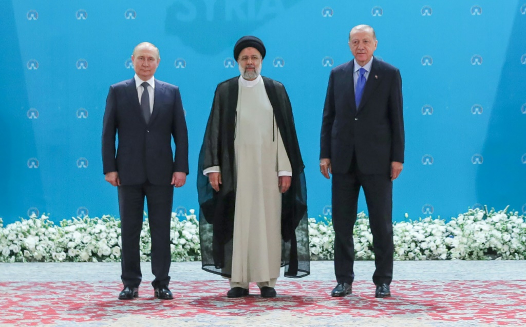 الرئيس التركي رجب طيب أردوغان يلتقي بنظيريه الروسي والإيراني فلاديمير بوتين وإبراهيم رئيسي في طهران (ا ف ب) 