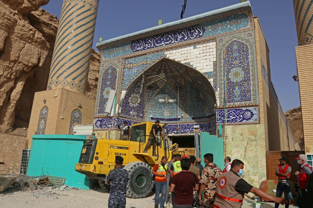 فرق إنقاذ تبحث عن ناجين في انهيار ترابي على مزار ديني في كربلاء العراق في 21 آب/أغسطس 2022 (ا ف ب)