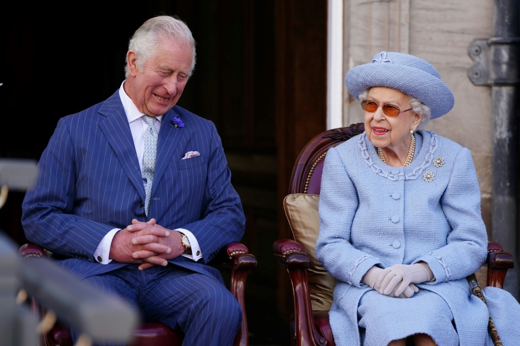 الأمير تشارلز إلى جانب والدته الملكة البريطانية إليزابيث الثانية في ادنبرغ في 30 حزيران/يونيو 2022 (ا ف ب)وفمبر 1992 (ا ف ب)