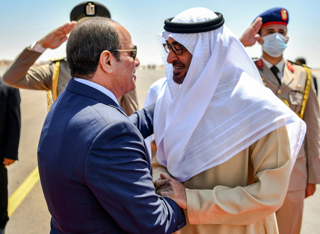 صورة وزعتها وزارة شؤون الرئاسة الإماراتية لرئيس دولة الإمارات العربية المتحدة الشيخ محمد بن زايد آل نهيان مع الرئيس المصري عبد الفتاح السيسي لدى وصوله إلى العلمين على الساحل الشمالي للبحر الأبيض المتوسط في مصر في 21 آب/أغسطس 2022 (أ ف ب)