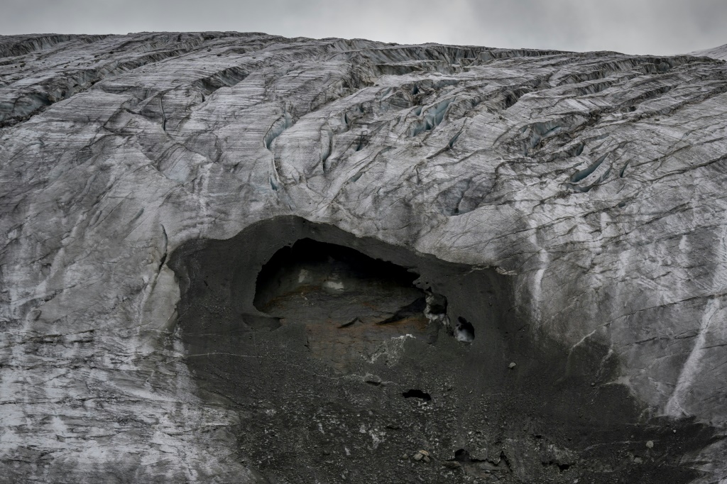    يقول العلماء إن الذوبان السريع للأنهار الجليدية في جبال الألب وفي أماكن أخرى كان مدفوعًا بتغير المناخ (أ ف ب)