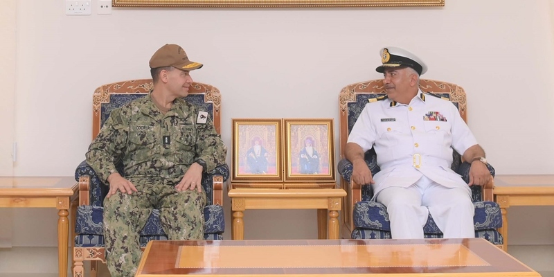 قائد البحرية السلطانية العُمانية بالإنابة يستقبل مسؤولًا عسكريًّا أمريكيًّا (العمانة)