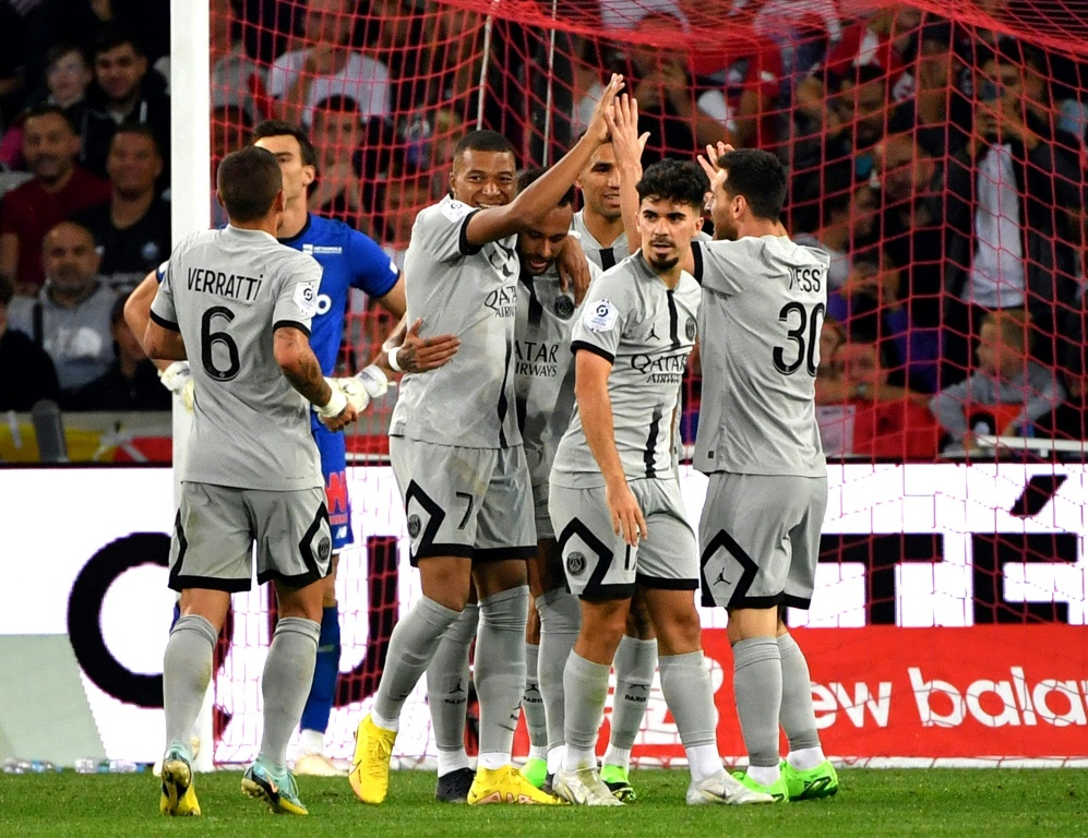 لاعبو باريس سان جرمان يحتفلون بأحد الاهداف في مرمى ليل في الدوري الفرنسي لكرة القدم. 21 اب/اغسطس 2022 (ا ف ب)