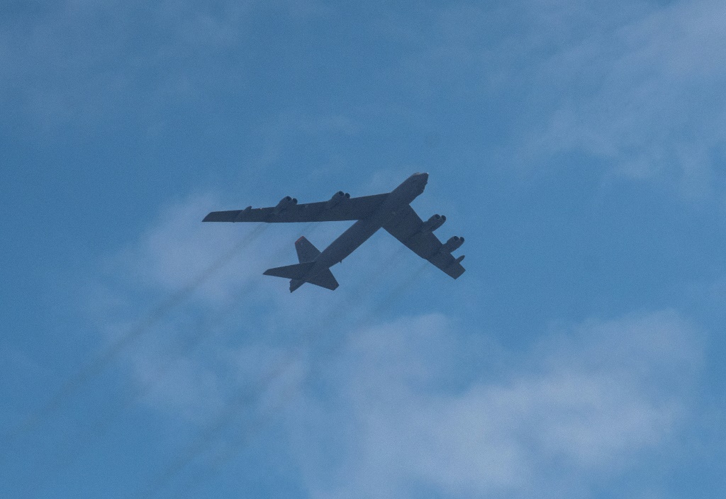 قاذفة "بي-52 ستراتوفورترس" أميركية تحلّق فوق سكوبي في 22 آب/أغسطس 2022 (ا ف ب)