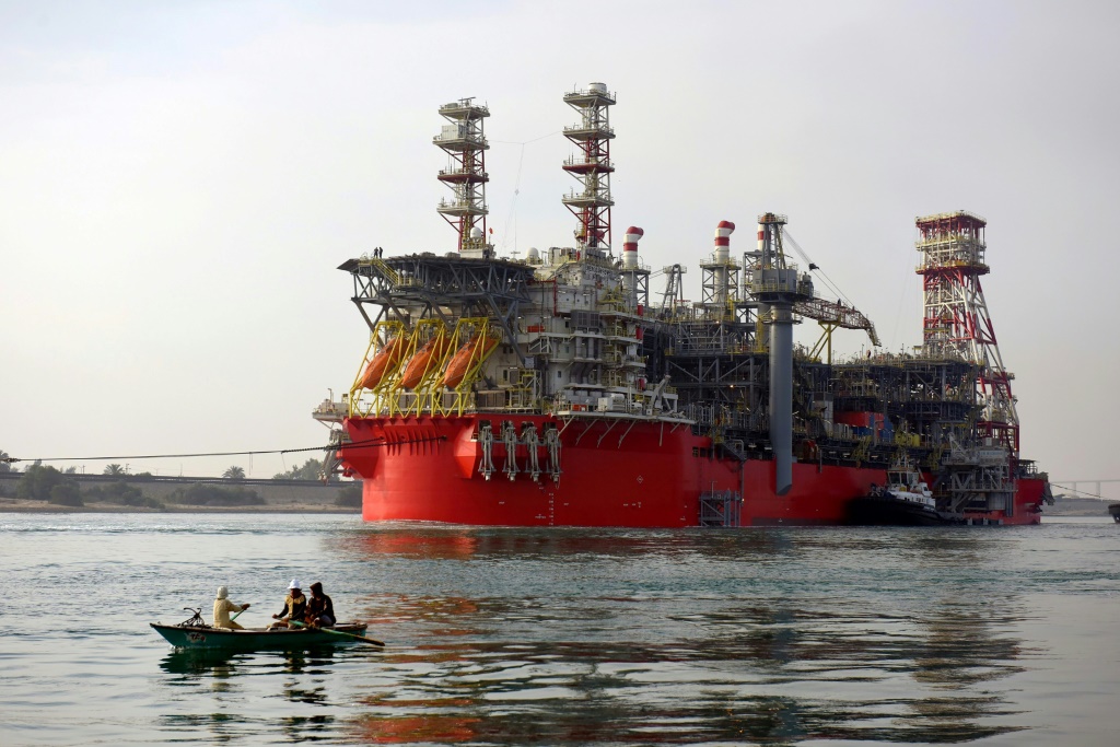 سفينة التخزين والإنتاج العائدة لشركة "إينرجان" والتي ستعمل على استخراج الغاز لصالح إسرائيل من حقل كاريش لدى مرورها في قناة السويس في الثاني من حزيران/يونيو 2022(ا ف ب)