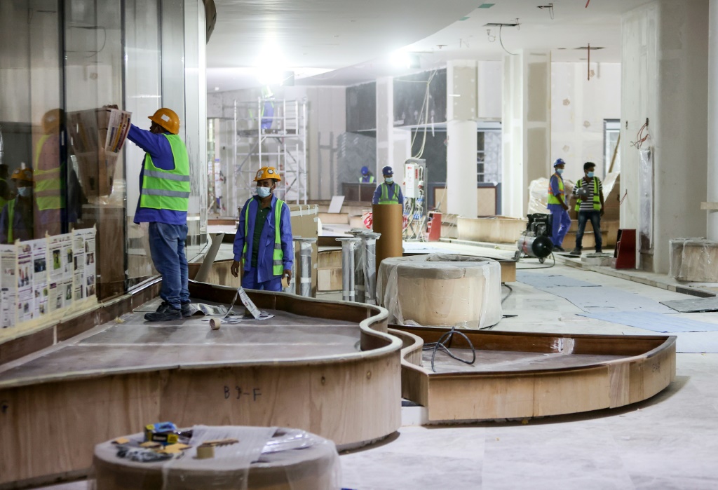 عمال بناء في الدوحة بتاريخ 17 أيار/مايو 2022 (ا ف ب)