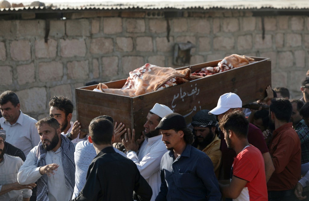 صورة ملتقطة في 19 آب/أغسطس 2022 من مراسم تشييع ضحايا قصف مدفعي شنته قوات النظام السوري على مدينة الباب عند الحدود مع تركيا (ا ف ب)