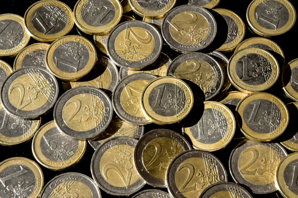 صورة التٌطت في الثامن من آذار/مارس 2019 في ليل في فرنسا تُظهر عملات يورو وعملات اثنين يورو (أ ف ب)