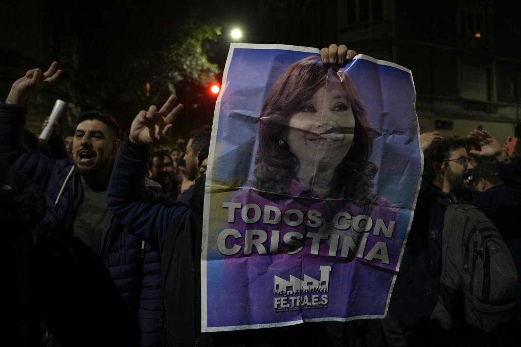 مناصرون لكريستينا كيرشنر أمام مقرّ إقامتها في بوينوس ايريس في 22 آب/أغسطس 2022 (ا ف ب)