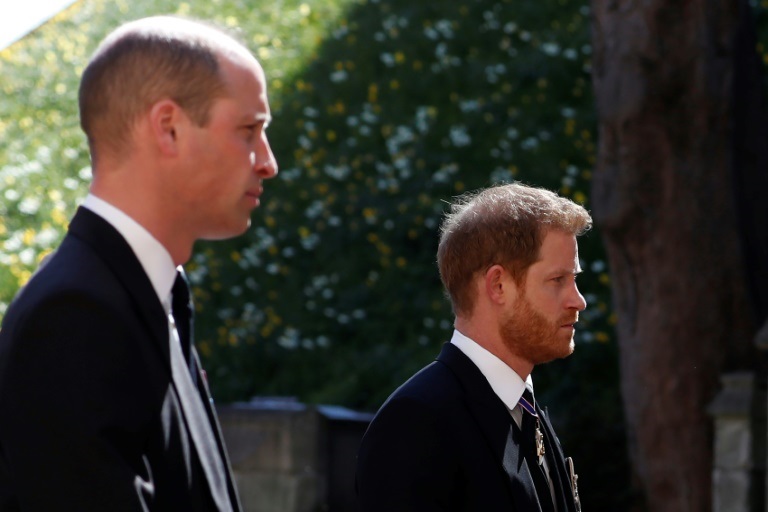 دوق كامبريدج الأمير وليام (يسار)) وشيقيقه دوق ساسكس الأمير هاري خلال تشييع جدهما دوق ادنبره الأمير فيليب في قلعة ويندسور غرب لندن في 17 نيسان/ابريل 2021 (ا ف ب)