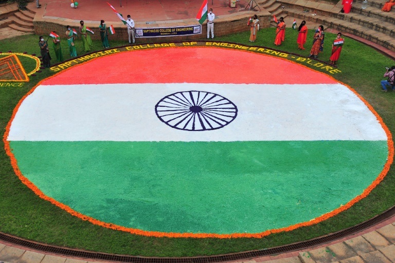 علم هندي ضخم في بنغالور في 14 آب/أغسطس 2020 (ا ف ب)