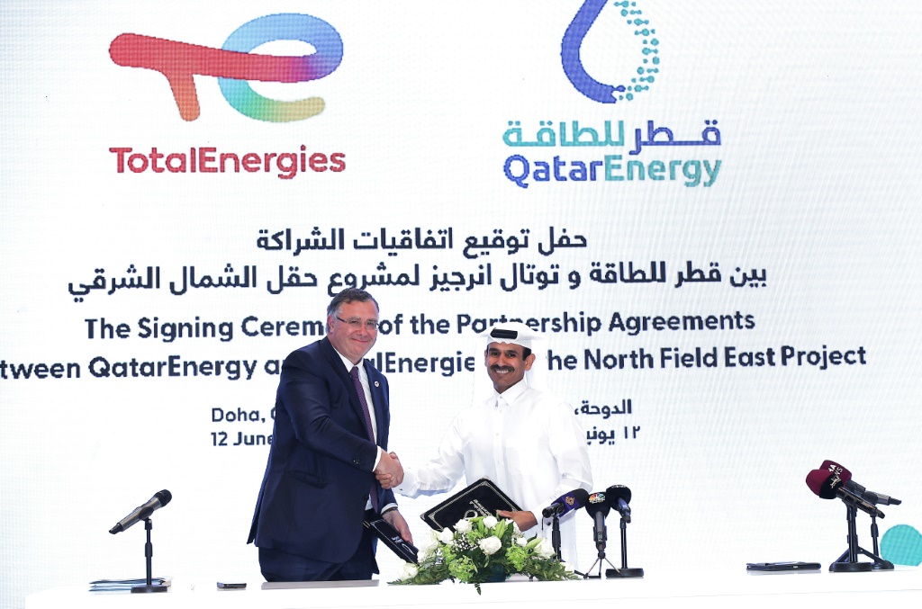 وزير الدولة القطري لشؤون الطاقة سعد بن شريده الكعبي والرئيس التنفيذي لتوتال إنرجي باتريك بوياني خلال مراسم التوقيع على اتفاق تطوير حقل الشمال الشرقي في الدوحة بتاريخ 12 حزيران/يونيو 2022 (ا ف ب)