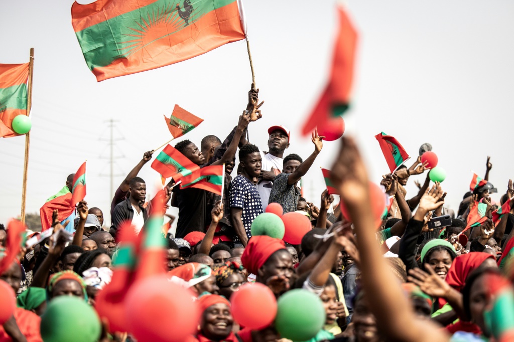 مناصرون لحزب أونيتا، أكبر أحزاب المعارضة في أنغولا، يلوّحون بأعلام حزبهم في تجمّع انتخابي في العاصمة لواندا في 22 آب/أغسطس 2022 (ا ف ب).