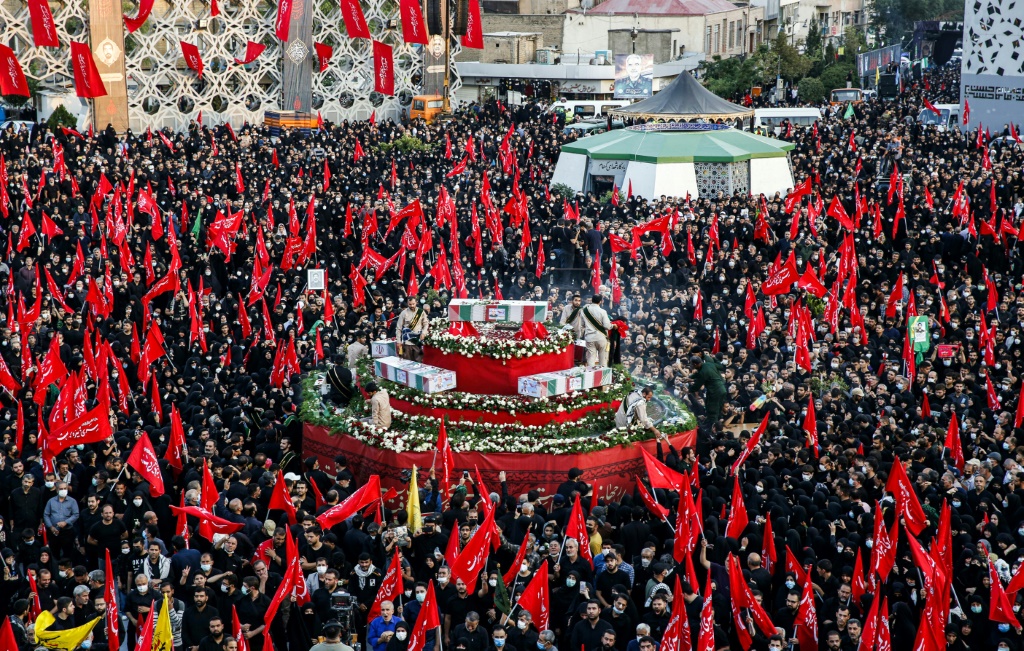 تشييع خمسة عناصر من الحرس الثوري الإيراني قتلوا في سوريا في طهران بتاريخ 4 آب/اغسطس 2022 (ا ف ب)