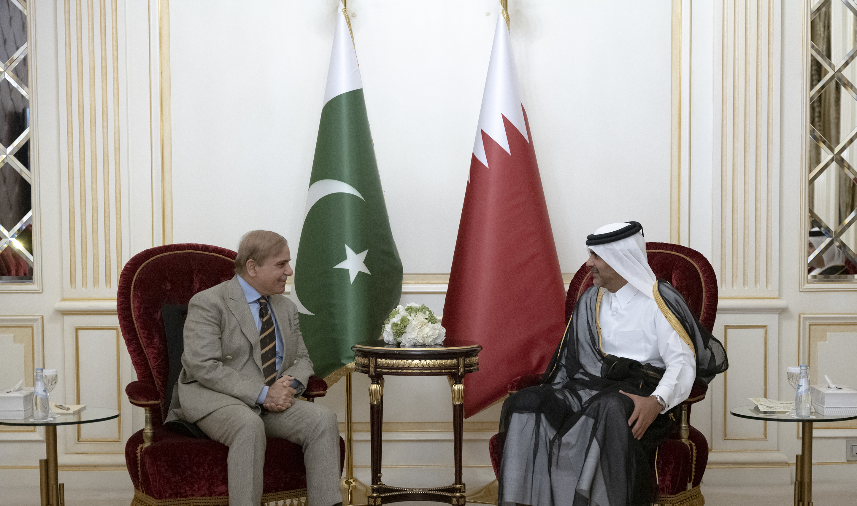 رئيس مجلس الوزراء القطري مع   السيد شهباز شريف رئيس وزراء جمهورية باكستان الإسلامية (قنا)