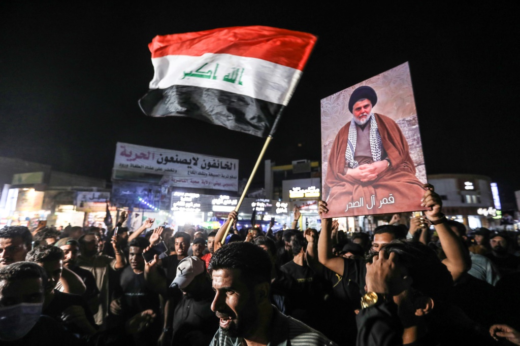 قال المتحدث باسم الصدر إن "سقوط النظام الحالي في العراق لا يحلو للبعض، وعلى رأسهم السفارة الأمريكية" (ا ف ب)