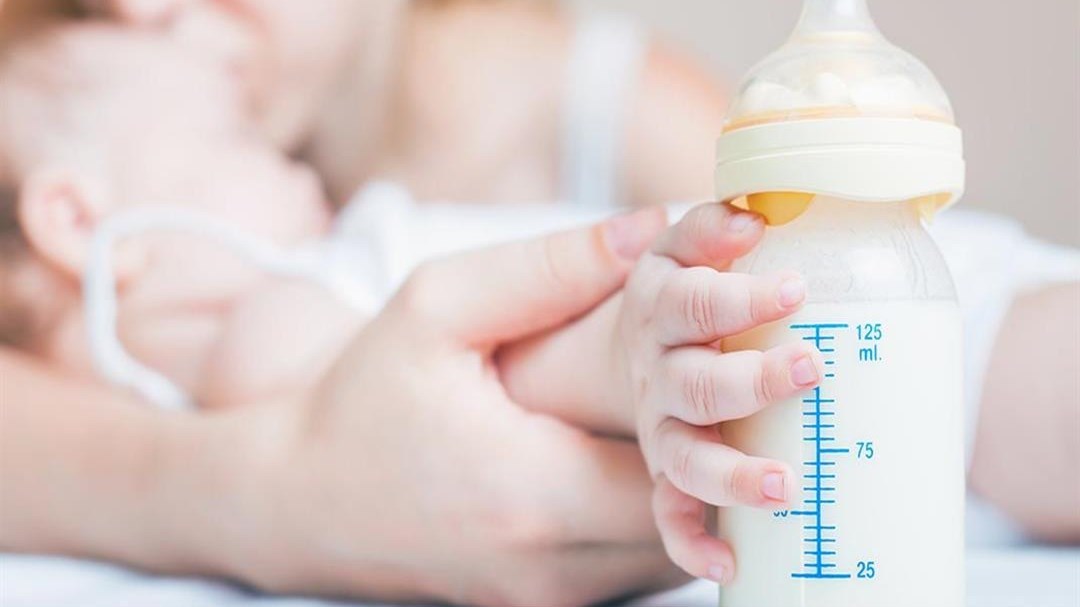 الفرق بين الرضاعة الطبيعية والاصطناعية.. وأيتهما أفضل لطفلك (زهرة الخليج)