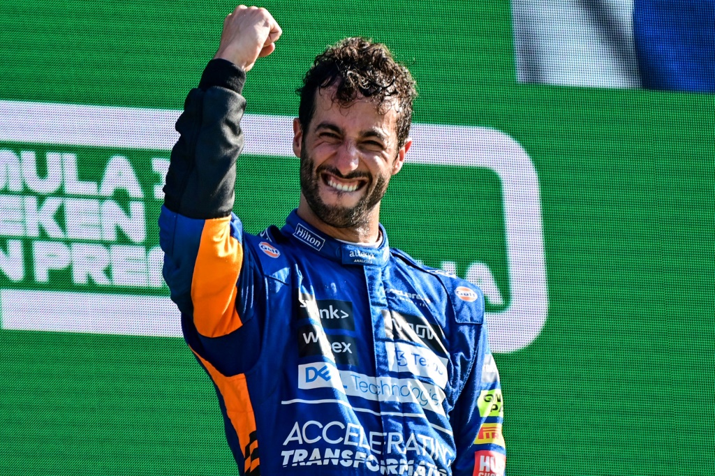 الاسترالي دانيال ريكياردو سائق فريق ماكلارين يحتفل بفوزه بسباق جائزة إيطاليا الكبرى على حلبة مونتسا في 12 أيلول/سبتمبر 2021 (ا ف ب)