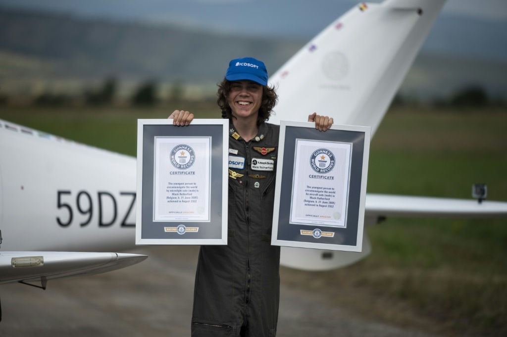 ماك روذرفورد يظهر شهادة غينيس للرقيم القياسي كأصغر طيار ينجز رحلة إفرادية حول العالم، على مدرج مطار رادومير قرب العاصمة البلغارية صوفيا في 24 آب/أغسطس 2022 (ا ف ب)