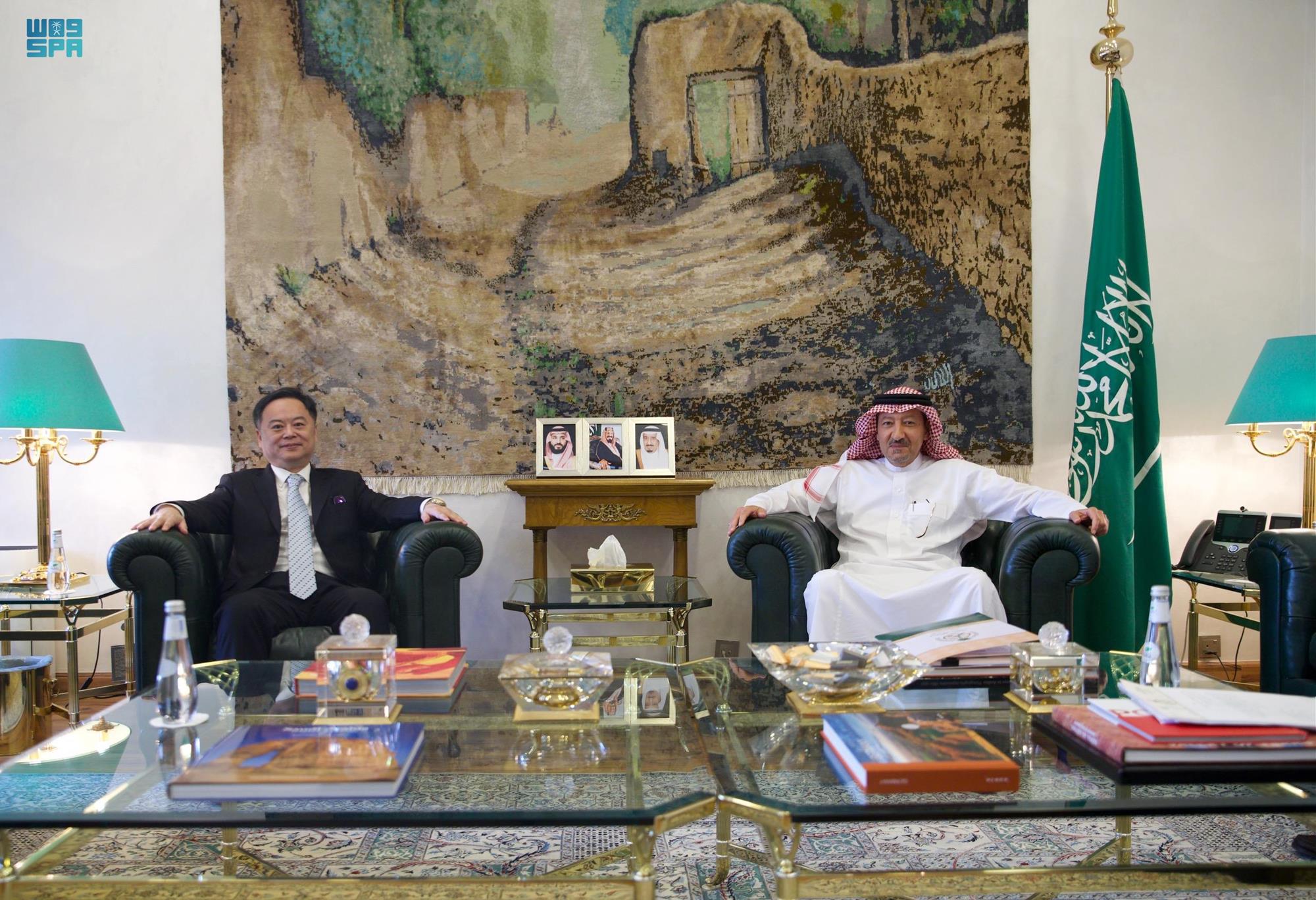 نائب وزير الخارجية السعودي  وليد بن عبدالكريم الخريجي، مع سفير جمهورية الصين الشعبية لدى المملكة السيد تشن وي تشينغ (ا ف ب)