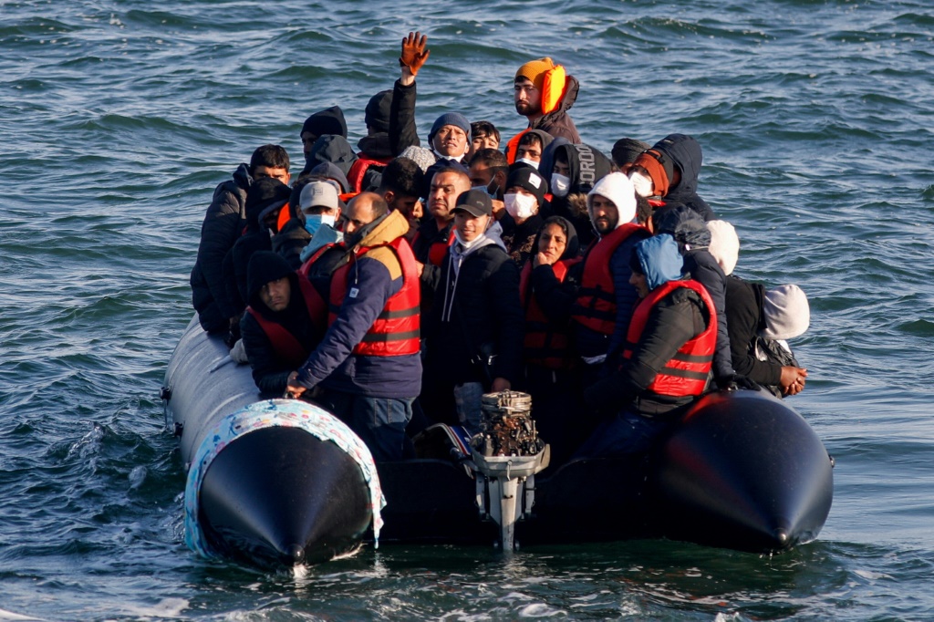 ذكرت وسائل إعلام إيطالية أمس الأربعاء أن خفر السواحل الإيطالي نقل نحو 450 مهاجرا تم إنقاذهم على ساحل البحر المتوسط في ميناء كاتانزارو الجنوبي (ا ف ب)
