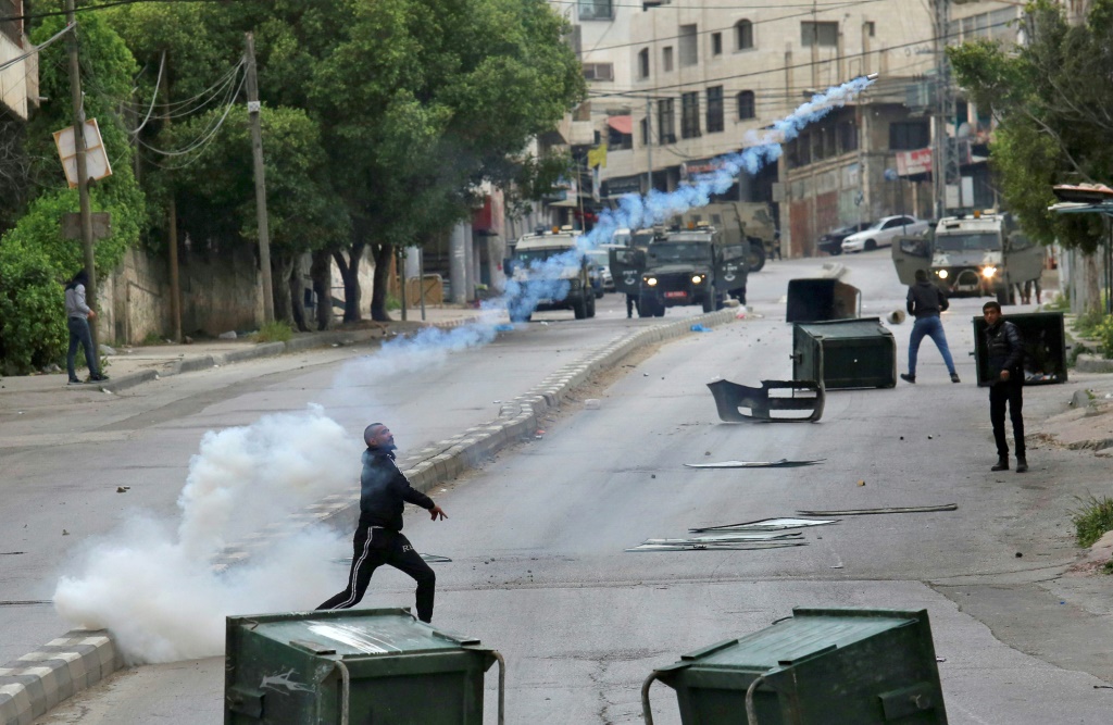 اعتقلت 6 مواطنين من مدينة جنين بعد أن اقتحمت منازلهم وفتشتها، بحسب وكالة معا (ا ف ب)