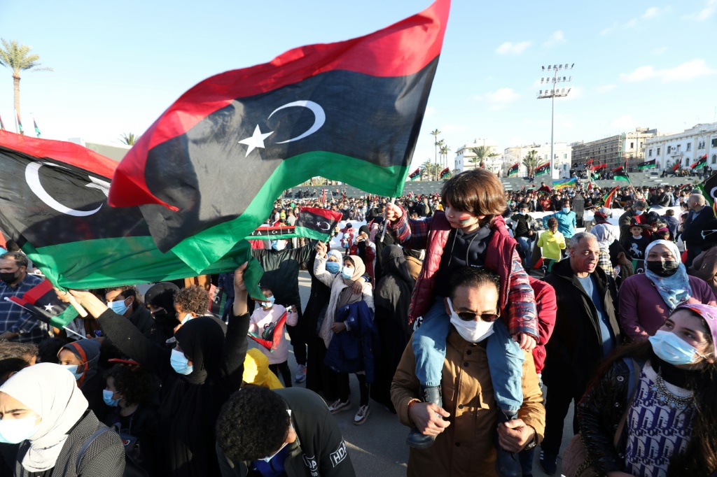يأتي هذا اللقاء في وقت تشهد فيه البلاد ، وخاصة الغرب الليبي، تحشيدات عسكرية مناصرة لإحدى الحكومتين المتصارعتين على السلطة (أ ف ب)