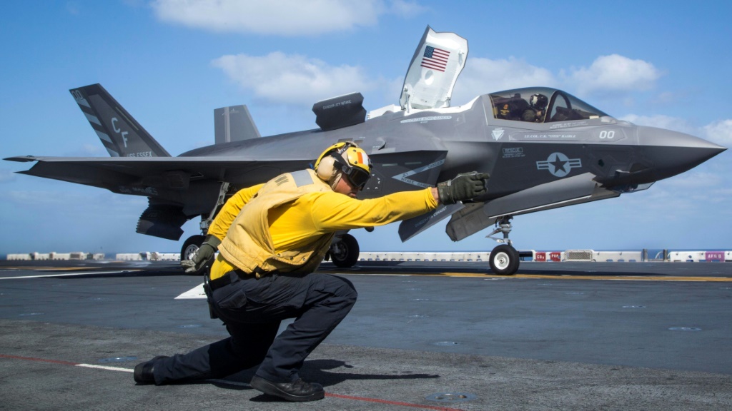 أطلق جندي البحرية الأمريكية مع مجموعة Essex Amphibious Ready Group (ARG) طائرة F-35B Lightning II من سفينة هجوم برمائية من طراز Wasp-class USS Essex (LHD 2) في 22 سبتمبر 2018 (أ ف ب)