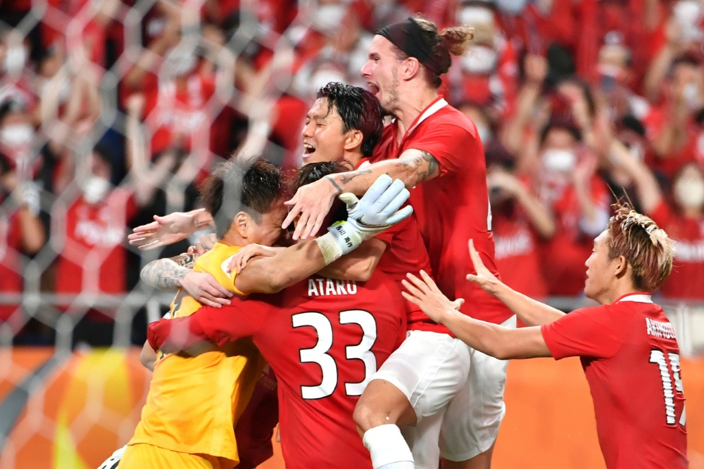 لاعبو أوراوا ريد دايموندز الياباني يحتفلون بتأهلهم الى نهائي دوري أبطال آسيا لكرة القدم بعد تغلبهم بركلات الترجيح على تشونبوك هيونداي الكوري الجنوبي في ملعب سايتاما في اليابان في 25 آب/أغسطس 2022 (ا ف ب)