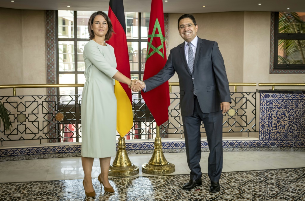 وزير الخارجية المغربي ناصر بوريطة مستقبلا نظيرته الألمانية انالينا بيربوك في الرباط في 25 آب/أغسطس 2022 (ا ف ب)