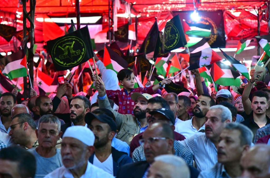 أنصار حركة الجهاد الإسلامي يشاركون في مهرجان تأبيني لعناصر الحركة الذين قتلوا في موجة التصعيد الأخيرة في قطاع غزة، في مخيم اليرموك في دمشق في 25 آب/أغسطس 2022 (ا ف ب)