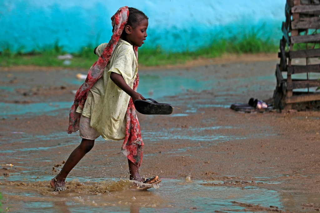  طفلة في مخيم للنازحين في الدمازين بجنوب شرق السودان في 07 آب/أغسطس 2022 (ا ف ب)