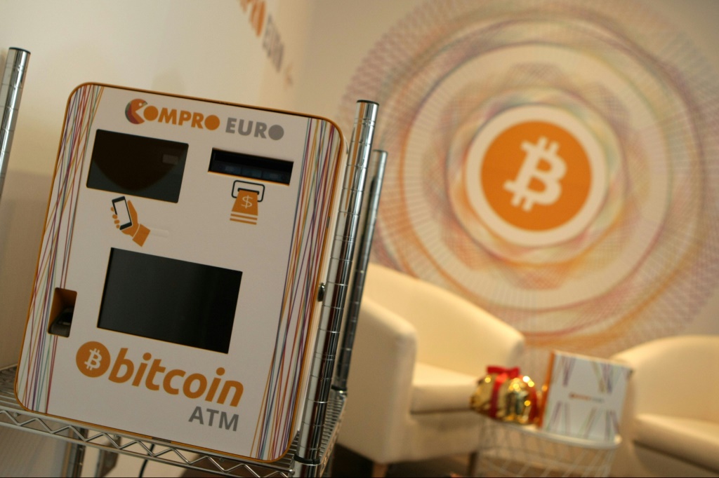 يذكر أن هرات هي ثالث أكبر مدينة في أفغانستان، وتعتبر مركزا لتداول العملات الرقمية، وتقع على بعد 120 كيلومترا من الحدود الإيرانية. (أ ف ب)