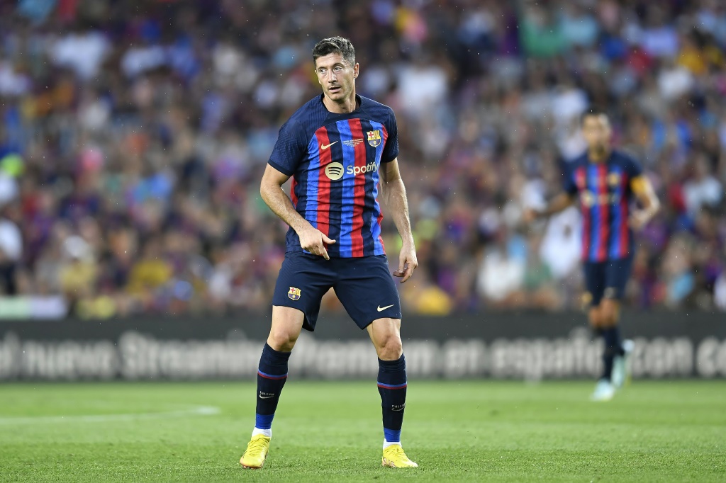 البولندي روبرت ليفاندوفسكي خلال مباراة تحضيرية مع برشلونة بعد انتقاله من بايرن ميونيخ الألماني (ا ف ب)