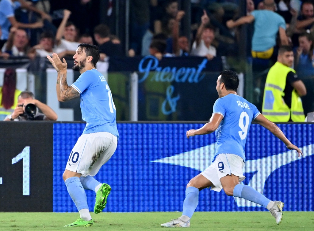 الاسباني لويس ألبرتو (يسار) يحتفل بهدفه مع لاتسيو ضد إنتر في الدوري الايطالي لكرة القدم على الملعب الاولمبي في روما في 26 آب/أغسطس 2022 (ا ف ب)