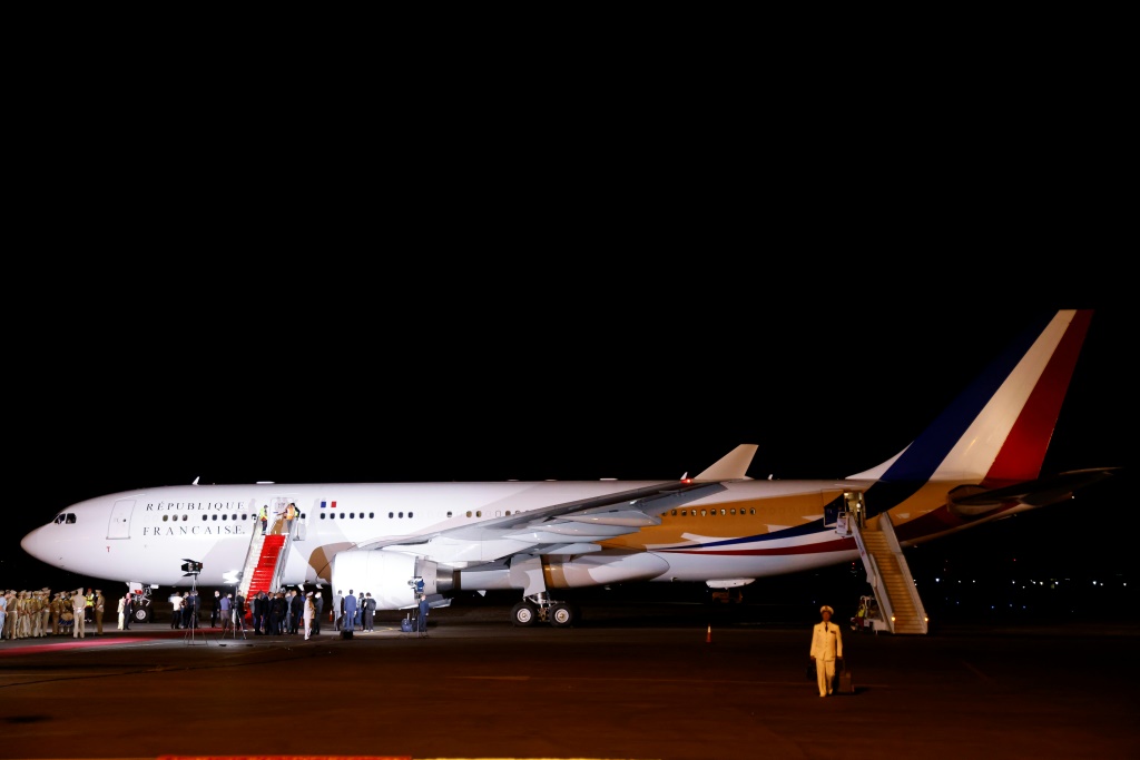 طائرة الرئيس الفرنسي إيمانويل ماكرون في مطار أحمد بن بلة في مدينة وهران الجزائرية في 26 آب/أغسطس 2022 (اف ب)   