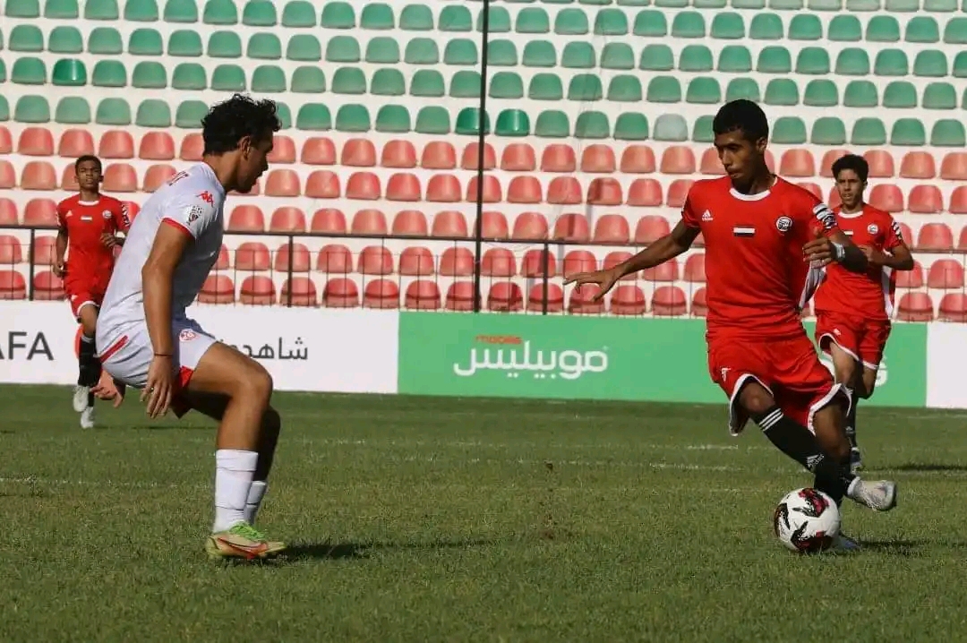 لاعب المنتخي اليمني في مواجهة لاعب منتخب تونس (اعلام يمني)