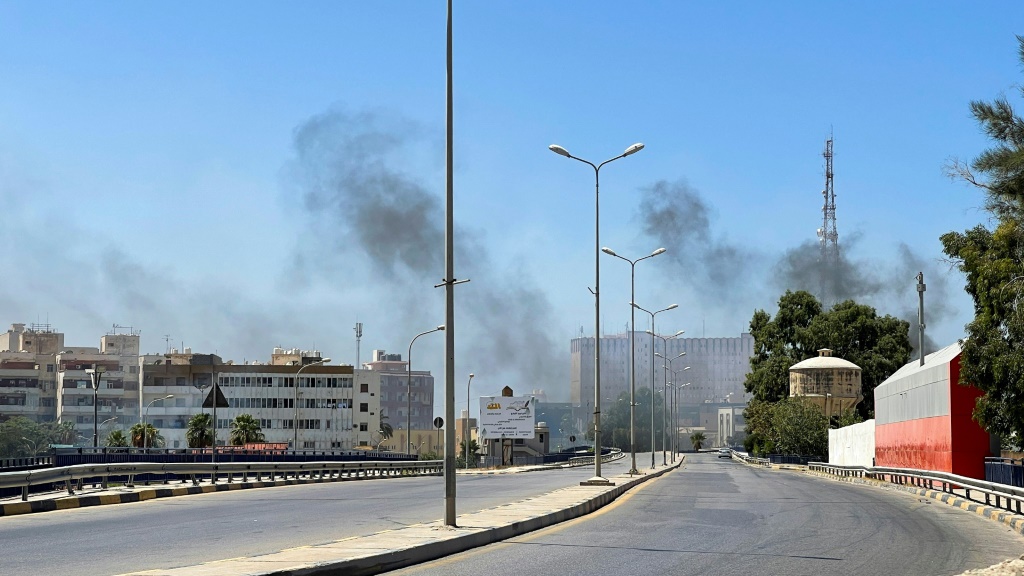   دخان يتصاعد من حي يشهد اشتباكات في طرابلس في ليبيا في 27 آب/أغسطس 2022 (ا ف ب)