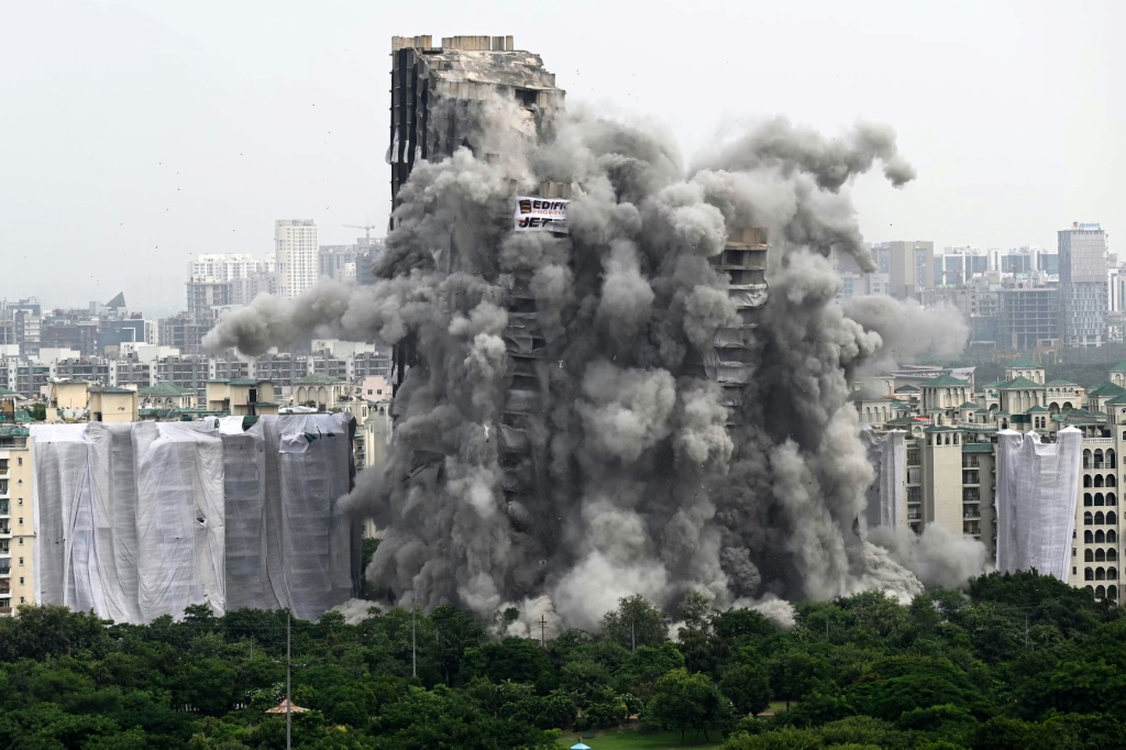 صورة التقطت في 28 آب/أغسطس 2022 لعملية هدم برجين سكنيين بالتفجير الداخلي في نويدا، إحدى ضواحي العاصمة الهندية نيودلهي (ا ف ب)