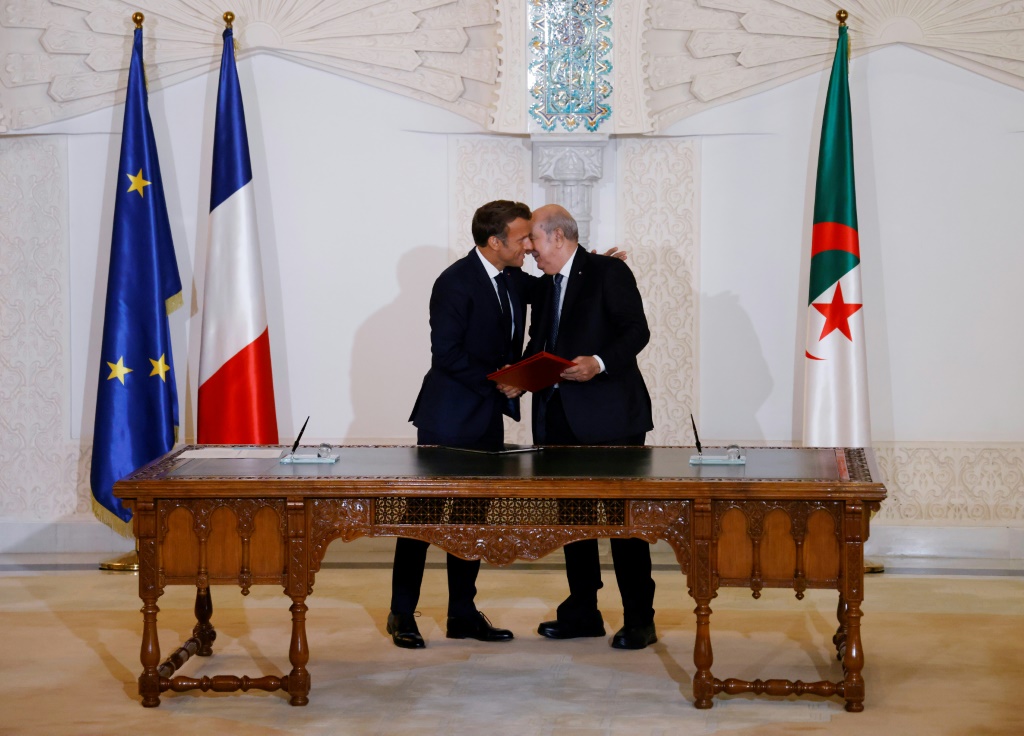  الرئيس الفرنسي إيمانويل ماكرون ونظيره الجزائري عبدالمجيد تبون في الجزائر في 27 آب/أغسطس 2022 (ا ف ب)