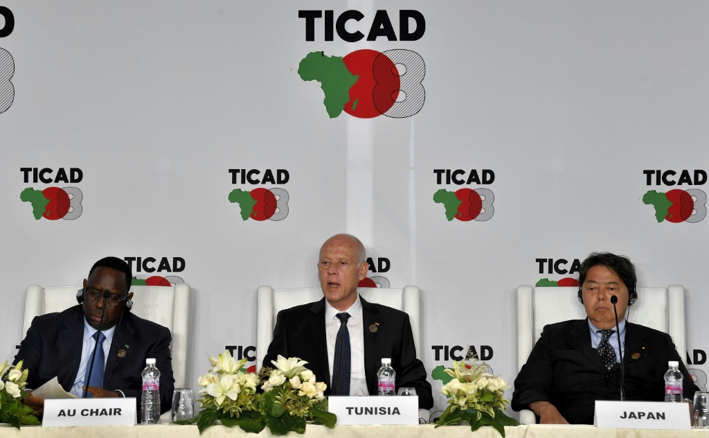 صورة تجمع رئيس السنغال والاتحاد الإفريقي ماكي سال والرئيس التونسي قيس سعيد ووزير الخارجية الياباني يوشيماسا هاياشي في تونس العاصمة بتاريخ 28 آب/أغسطس 2022 (ا ف ب)