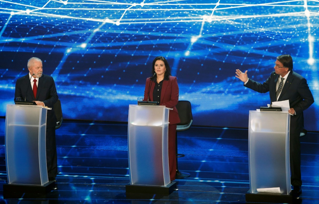 المرشحون للانتخابات الرئاسية البرازيلية لويس إيناسيو لولا دا سيلفا وسيمون تابت وجاييير بولسونارو خلال أول مناظرة تلفزيونية في 28 آب/اغسطس 2022 (ا ف ب)