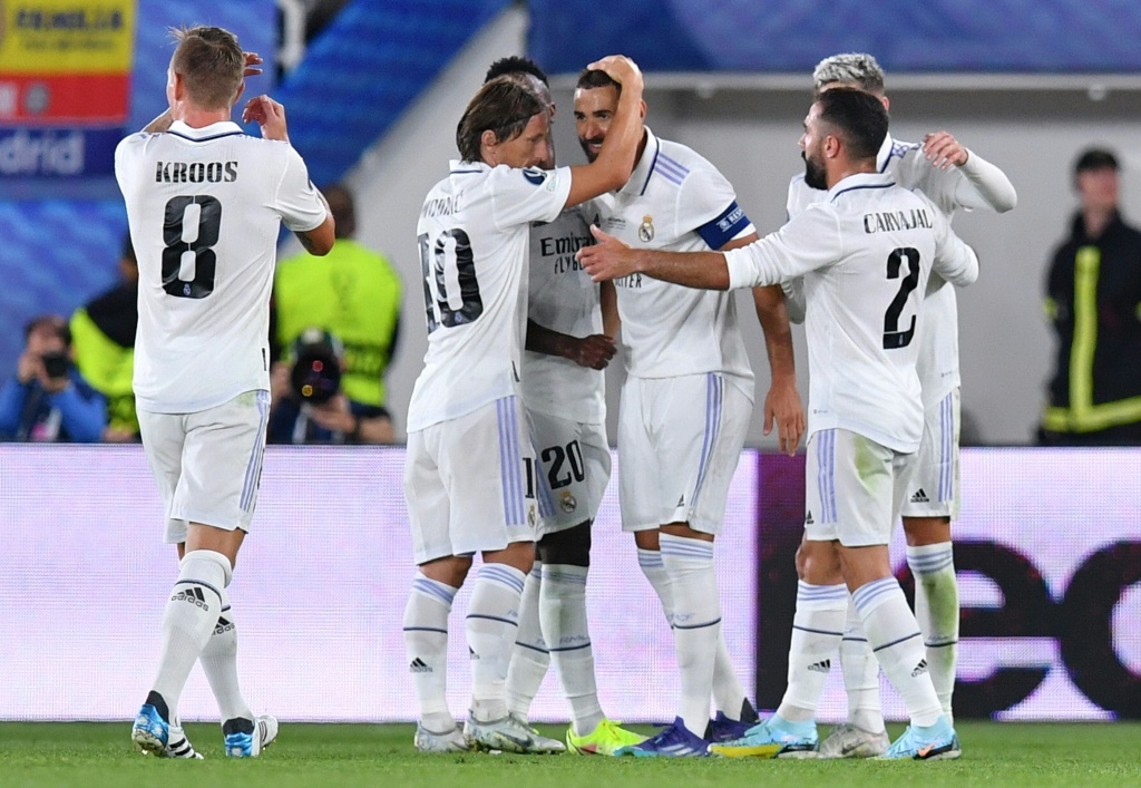 لاعبو ريال مدريد الاسباني يحتفلون بهدف الفرنسي كريم بنزيمة (الثالث من اليمين) في مرمى إينتراخت فرانكفورت الألماني خلال لقاء الكأس السوبر الأوروبية لكرة القدم. هلسنكي في 10 اب/اغسطس 2022 (ا ف ب)