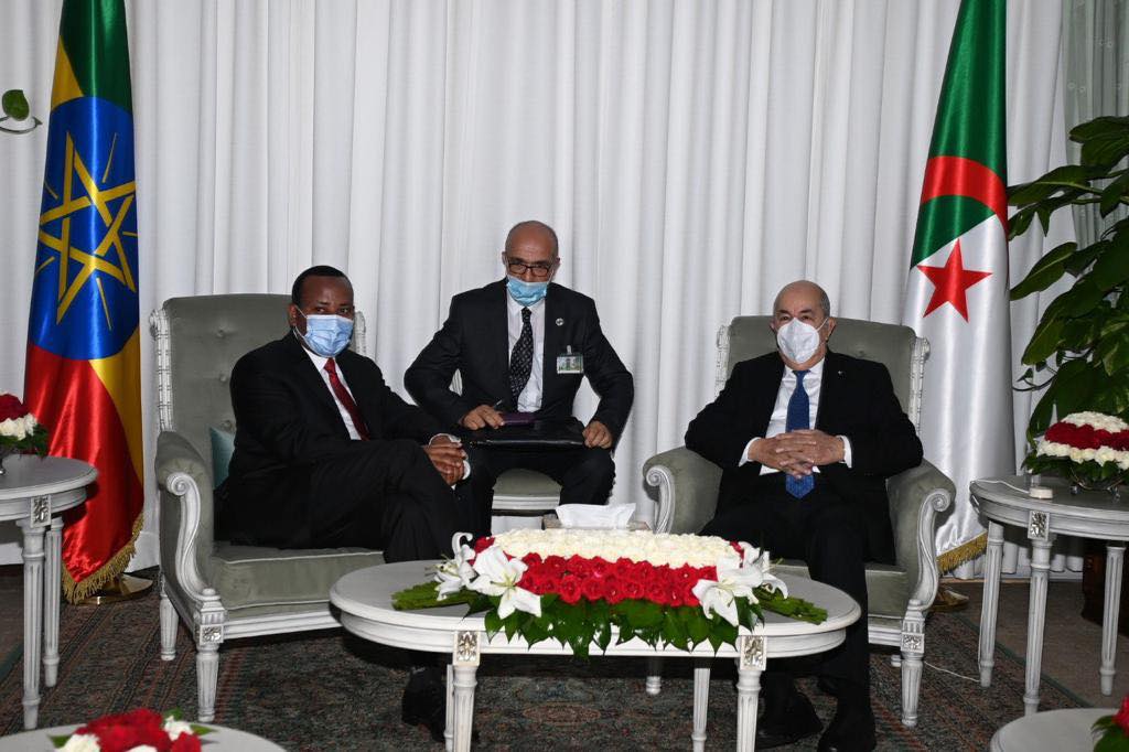الرئيس الجزائري عبد المجيد تبون، مع رئيس وزراء إثيوبيا آبي أحمد (الرئاسة الجزائرية)